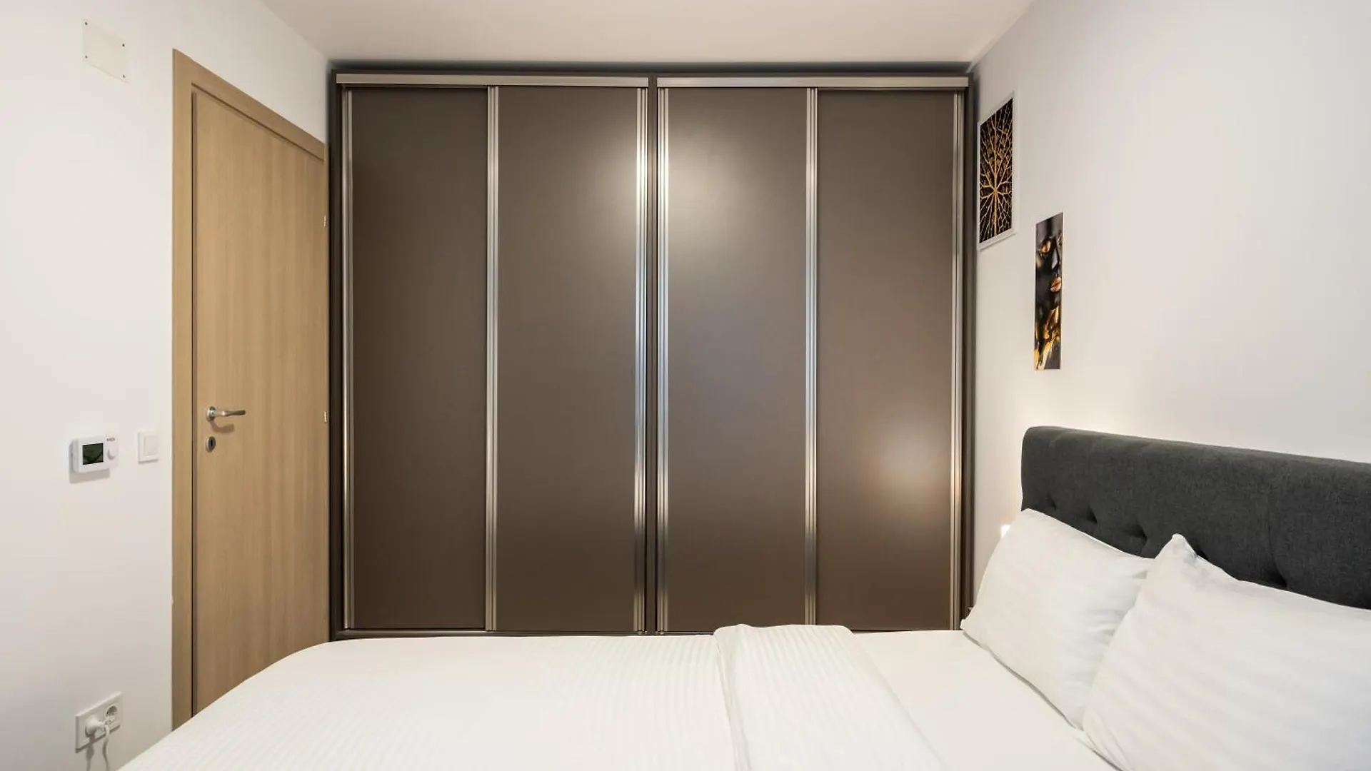 Central Haven With Private Parking And Balcony Bucharest