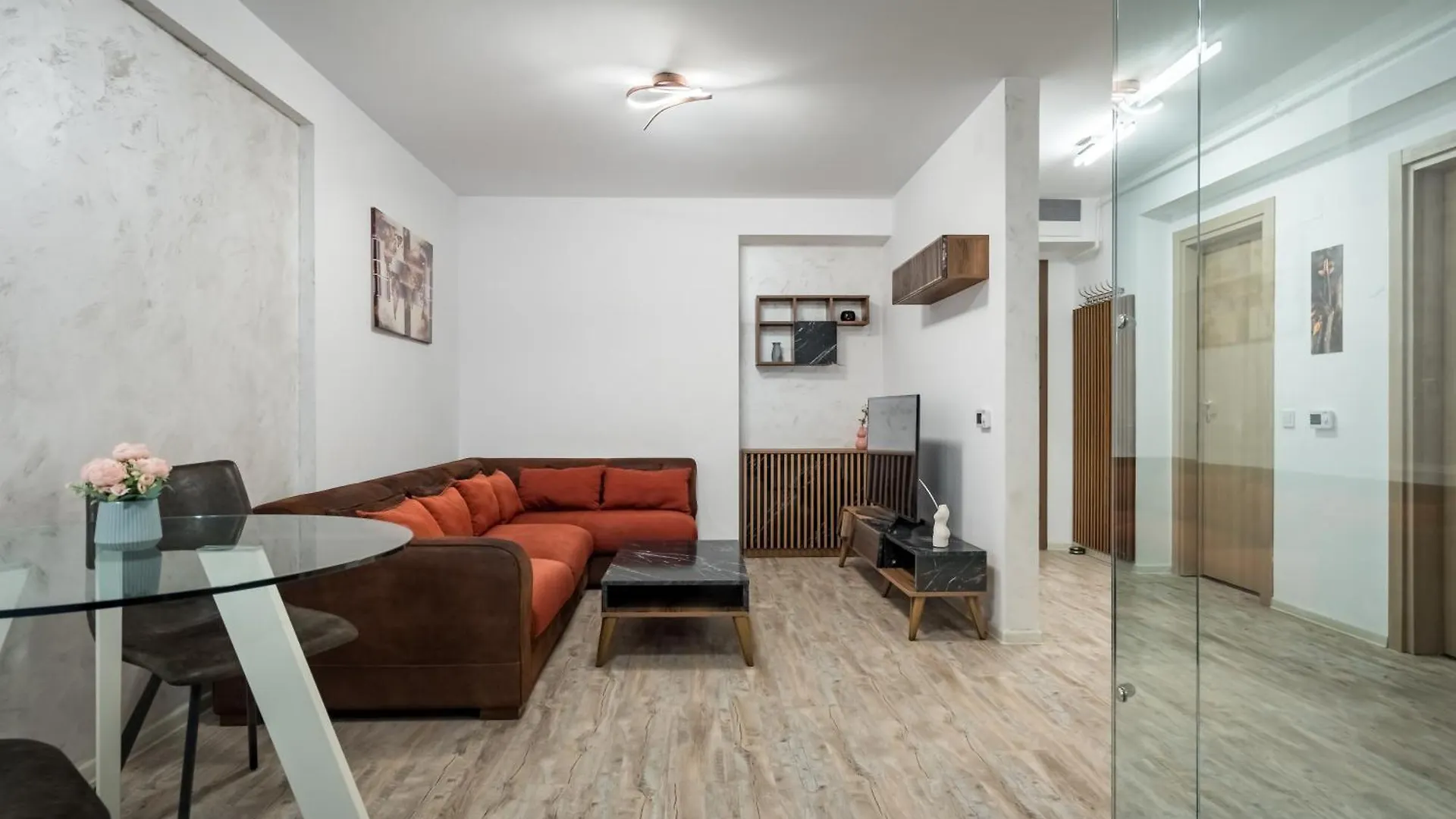 Central Haven With Private Parking And Balcony Bucharest