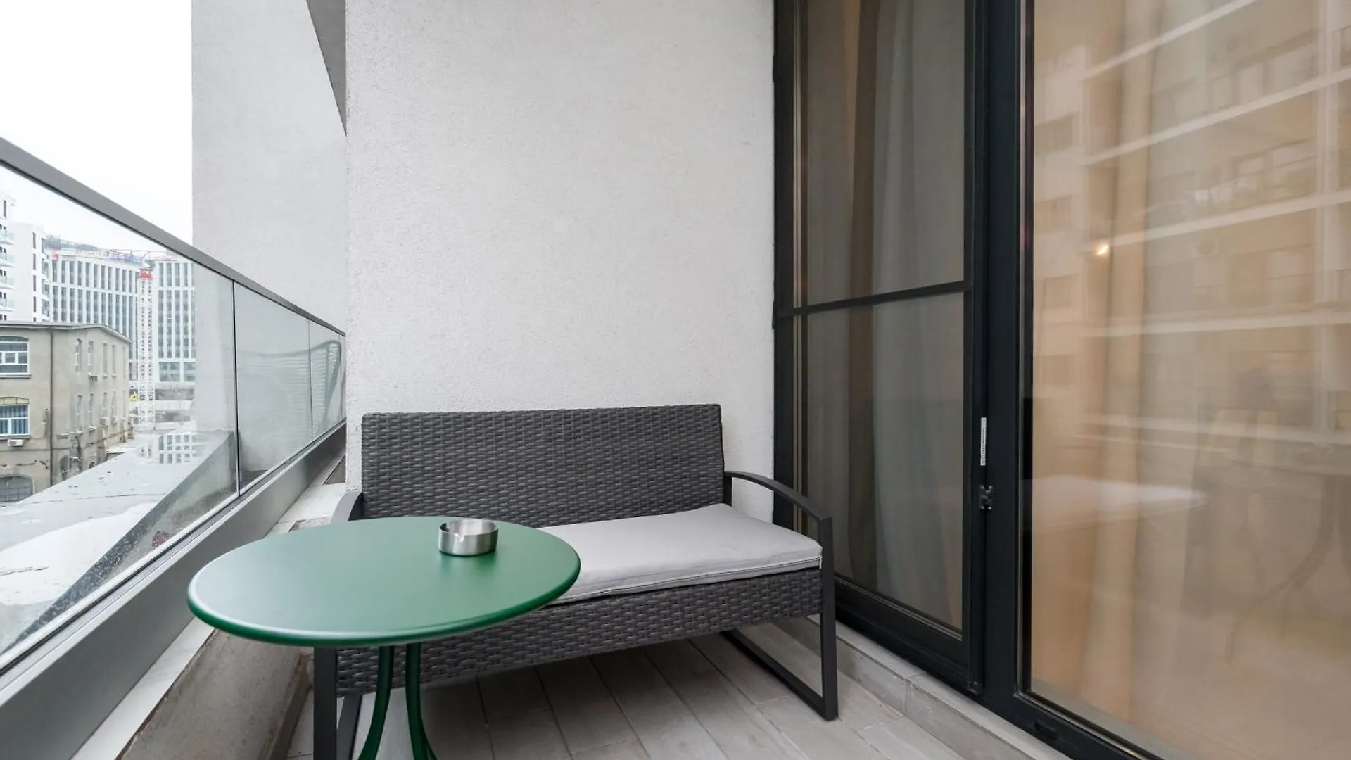 Central Haven With Private Parking And Balcony Bucharest Romania
