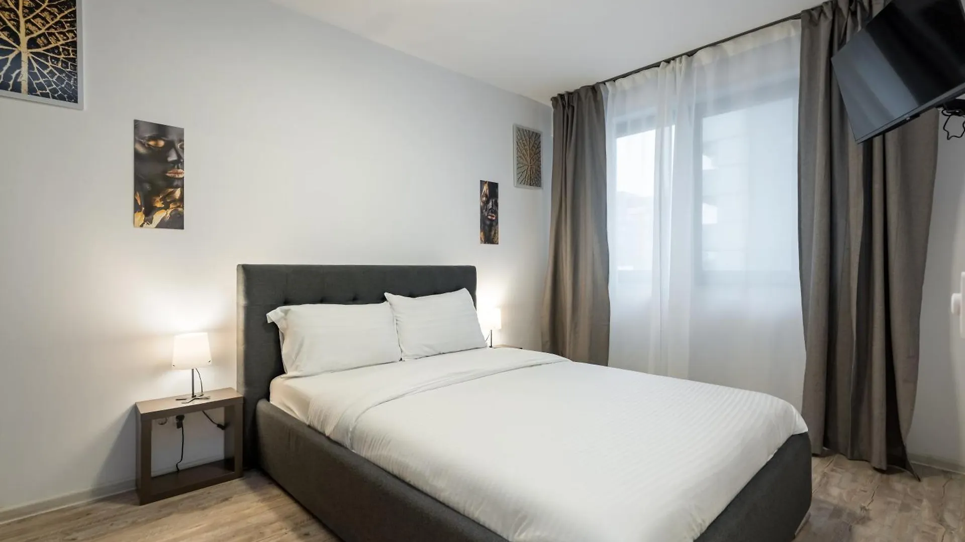 Central Haven With Private Parking And Balcony Bucharest