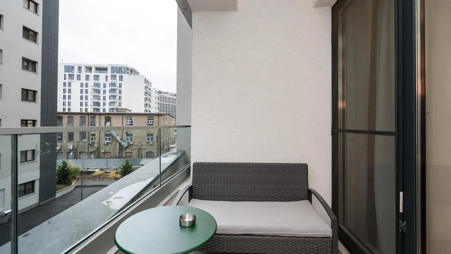 Central Haven With Private Parking And Balcony Βουκουρέστι